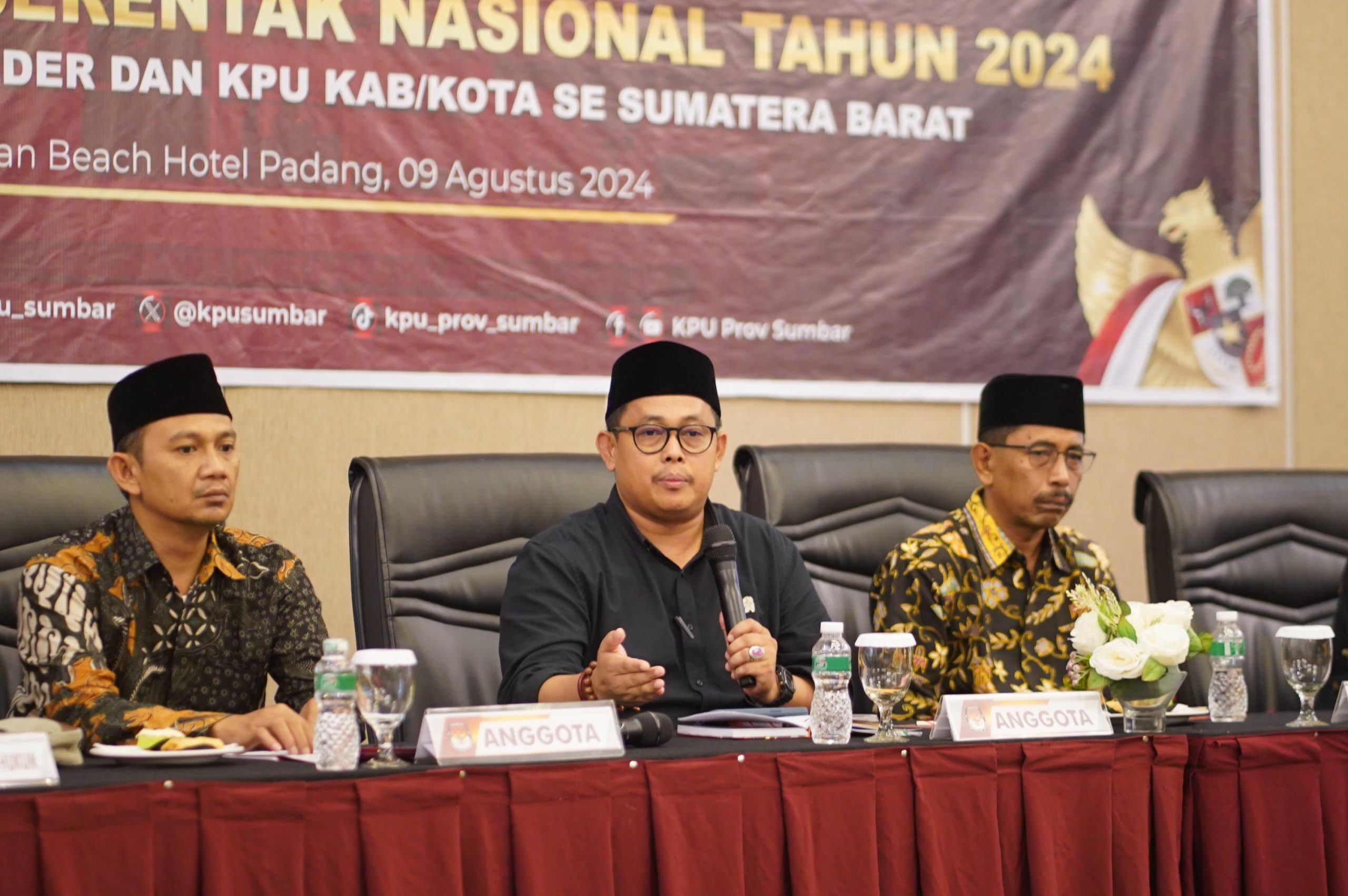 Komisioner KPU SUmbar Ory Satifa Syakban di tengah