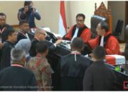 Kuasa Hukum Khairunas Tunjukan Ijazah Asli saat Sidang Sengketa Pilkada Solsel di MK RI