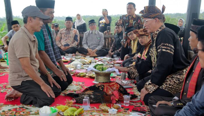 Prosesi ‘maanta syarat ka guru baraja silek’ Menjadi Momen Langka di Sumatera Barat
