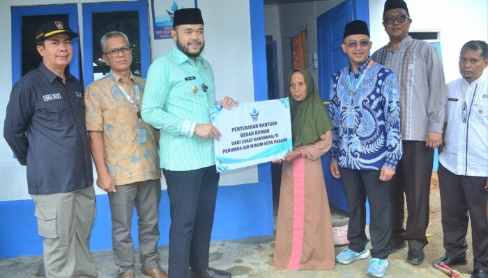 Wali Kota Padang Fadly Amran meresmikan Bedah Rumah Milik Wasnidar
