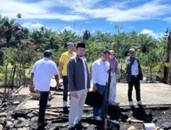 Rahmat Saleh Serahkan Bantuan Korban Kebakaran di Inderapura Pessel