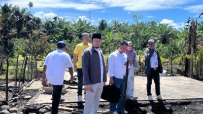 Rahmat Saleh Serahkan Bantuan Korban Kebakaran di Inderapura Pessel
