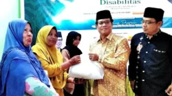 kankemenag-kota-pariaman-serahkan-ratusan-paket-sembako-untuk-anak-yatim