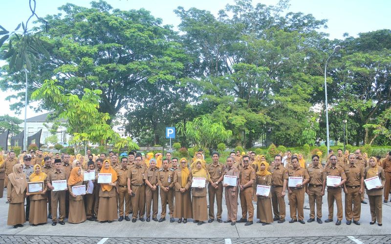 asn-berprestasi-terima-penghargaan-semester-i-2025-dari-pemko-padang