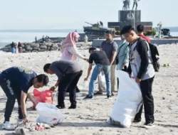 ASN Pariaman Bersihkan Pantai Gandoriah Pasca Hoyak Tabuik