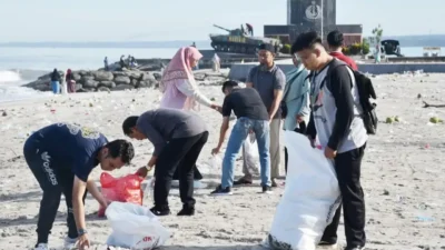 walikota-kerahkan-asn-bersihkan-pantai-gandoriah-dari-sampah