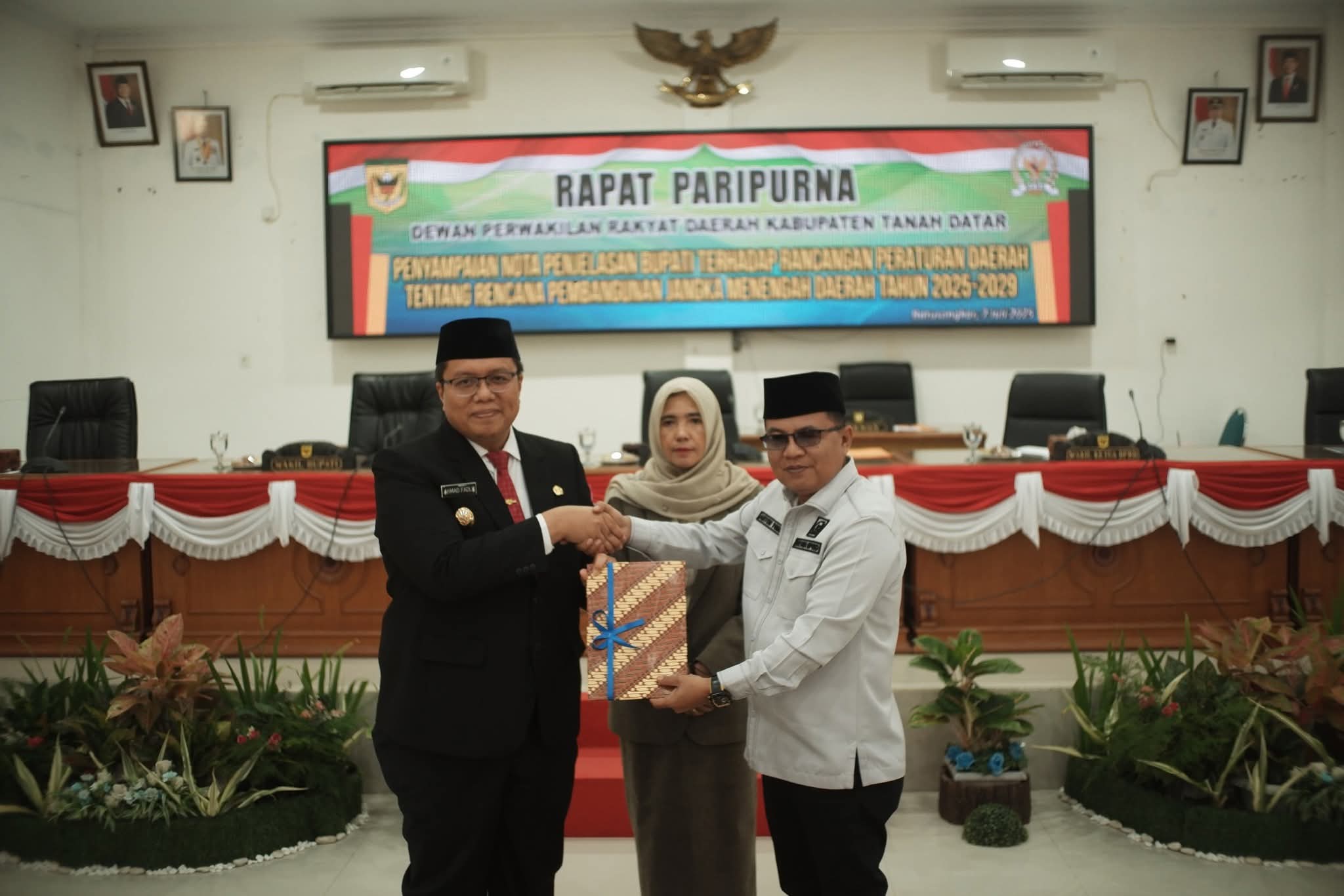 dprd-tanah-datar-dengarkan-nota-penjelasan-wabup-ahmad-fadly-terkait-ranperda-rpjmd-2025-–-2029