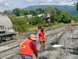KAI Sumbar Bersihkan Rel, Edukasi Keselamatan Jalur Kereta
