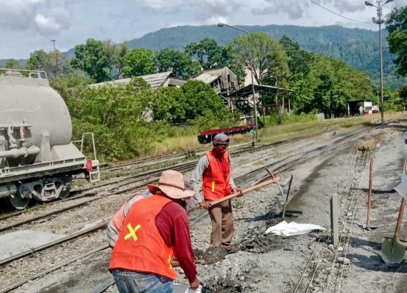 kai-divre-ii-sumbar-gelar-aksi-bersih-rel-dan-sosialisasi-keselamatan