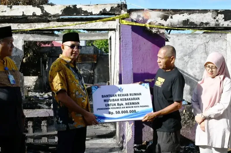 rumah-pensiunan-yang-terbakar,-perumda-am-padang-salurkan-bantuan-rp50-juta