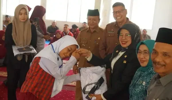 seragam-sekolah-gratis-untuk-siswa-baru-dari-keluarga-kurang-mampu-diserahkan