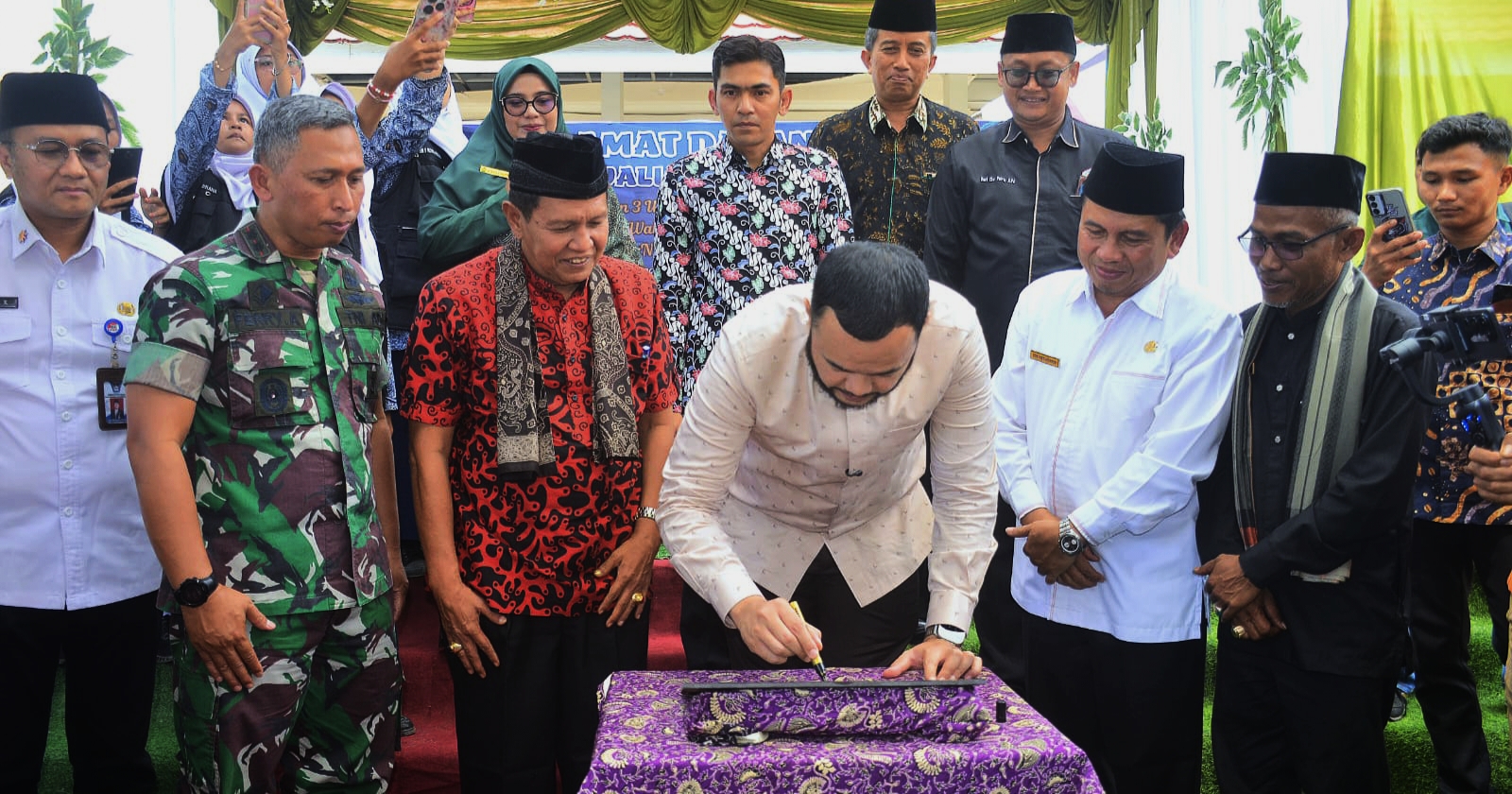 peresmian-gedung-baru-dan-sarana-sanitasi-mtsn-5-padang-dimeriahkan-budaya-makan-bajamba