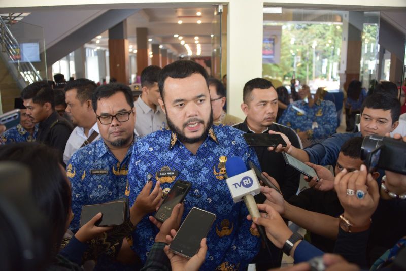 fadly-amran-launching-koperasi-merah-putih-di-seluruh-kelurahan-padang
