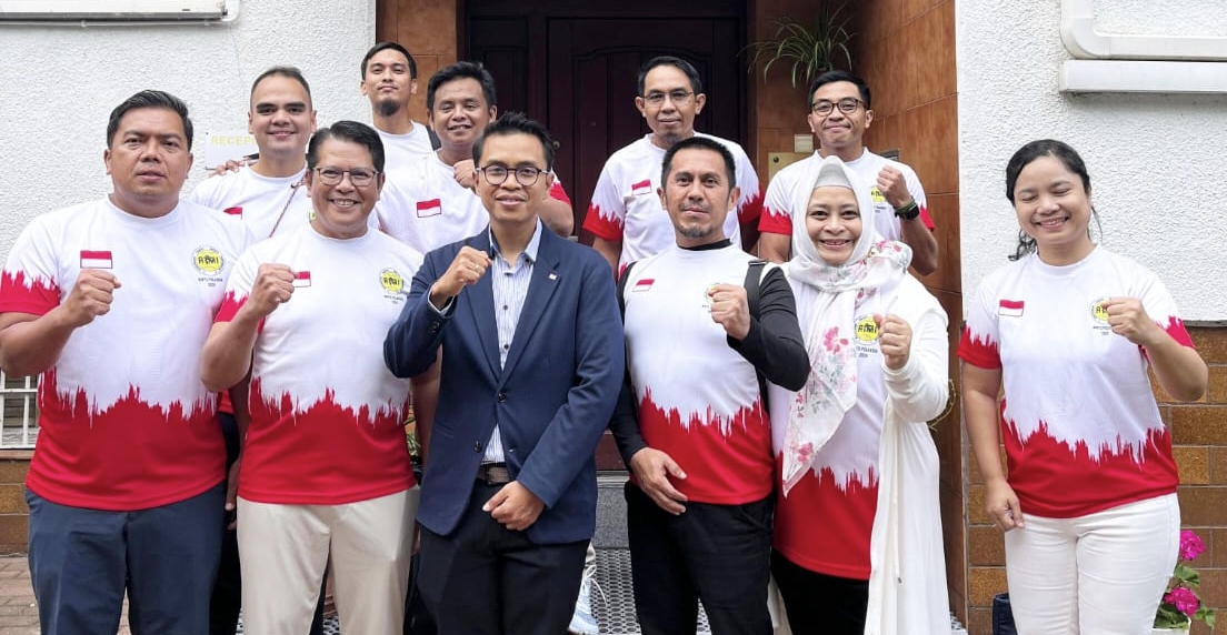 siap-kibarkan-merah-putih-di-polandia,-puluhan-petenis-tenaga-medis-disambut-dubes-ri 