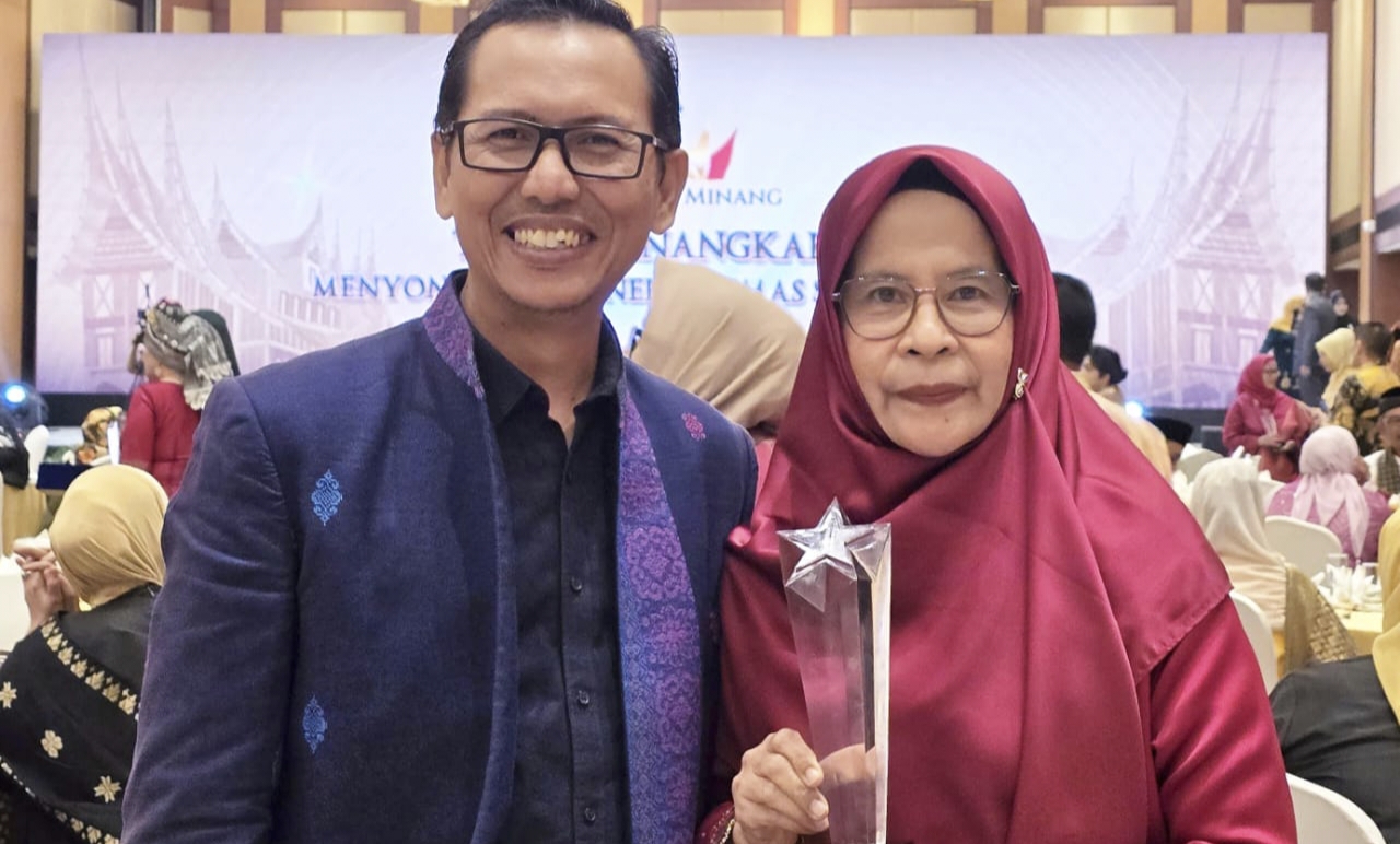 desainer-sumbar-ermiwati-terima-award-rangkayo-minang-2025