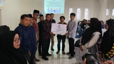 Bersama Pemerintah, Baznas Bukittinggi Salurkan Zakat Rp107 Juta