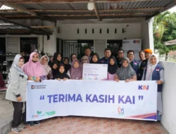KAI Gandeng IKW-RI Salurkan Bantuan Sosial di Kota Padang