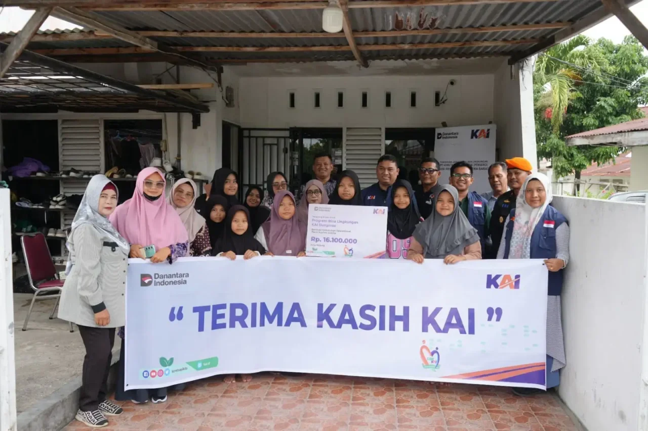 kai-divre-ii-sumbar-salurkan-bantuan-tjsl,-dukung-hut-ikw-ri-dan-wujudkan-kepedulian-sosial