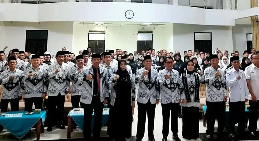 bupati-jhon-kenedi-aziz-kukuhkan-kepengurusan-pgri-padang-pariaman
