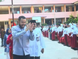 Walikota Padang Serahkan Kartu Padang Juara Kepada Perserta Didik Tingkat SD dan SMP