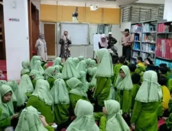 Dinas Kearsipan Latih Murid SD Membuat Strap HP Akrilik