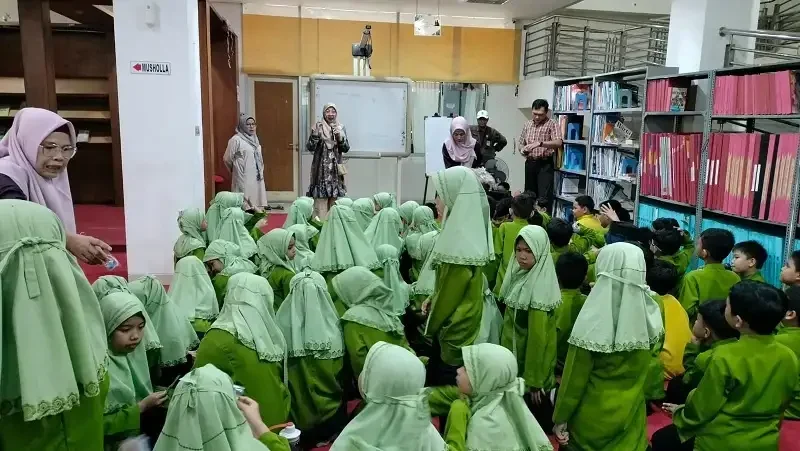 murid-sd-pertiwi-2-ikuti-pelatihan-di-dinas-kearsipan-dan-perpustakaan-sumbar
