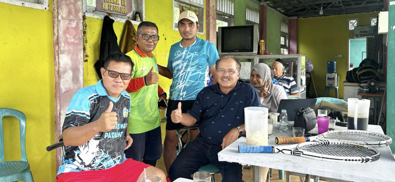 prof-mohd-taib-harun-sambangi-komunitas-tenis-di-lapangan-sekora