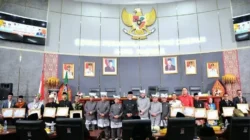 12-tokoh-masyarakat-penerima-pin-emas-di-hjk-padang-ke-356