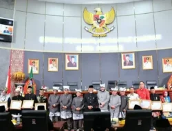 Padang Apresiasi 12 Tokoh Inspiratif dengan Pin Emas