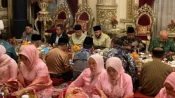 hangatnya-makan-bajamba-di-rumah-gadang-padang,-delegasi-dunia-melayu-islam-terpikat