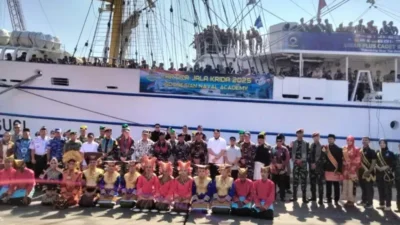 KRI Bima Suci Sambut Warga Padang, Tanamkan Cinta Maritim