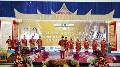 malam-anugerah-uda-uni-duta-wisata-tanah-datar-2025-digelar