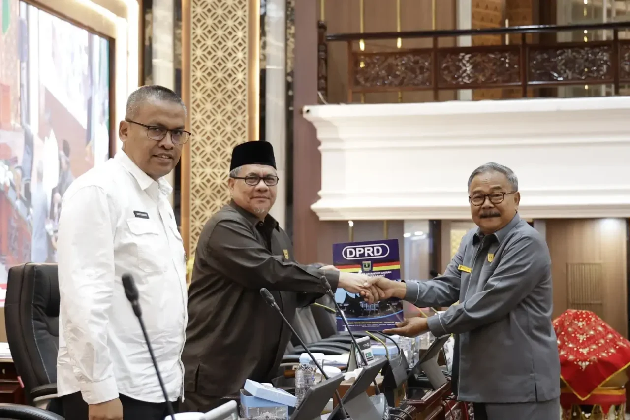 dprd-sumbar-sahkan-tata-tertib-baru