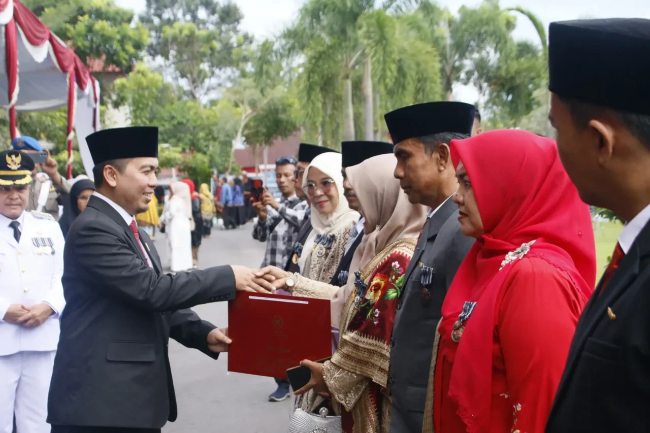 ketua-dprd-agam-h.-ilham-hadiri-upacara-hut-ri-ke-80-di-lapangan-kantor-bupati