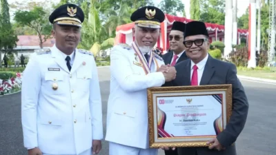 tiga-tokoh-dianugerahi-penghargaan-oleh-pemprov-sumbar-pada-momentum-hut-ke-80-ri
