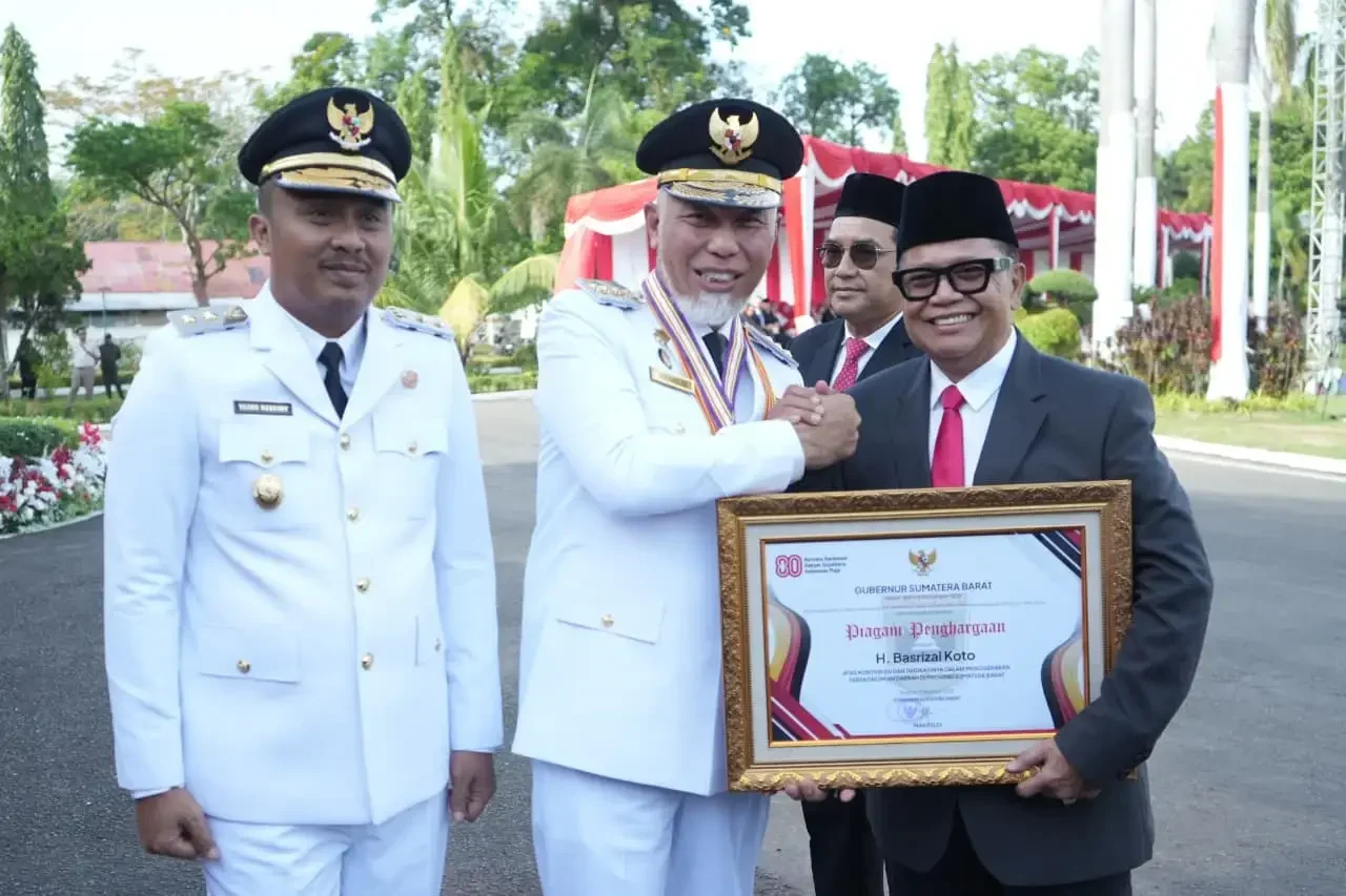 tiga-tokoh-dianugerahi-penghargaan-oleh-pemprov-sumbar-pada-momentum-hut-ke-80-ri