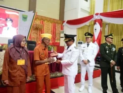 Bupati Azis Beri Tali Asih Veteran Setelah Upacara HUT RI