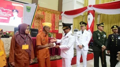 Bupati Azis Beri Tali Asih Veteran Setelah Upacara HUT RI