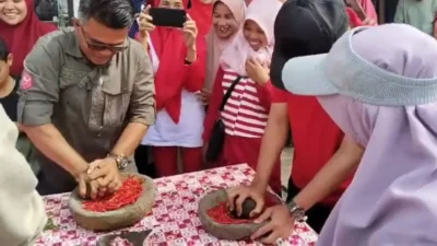 hut-ri-bapak-bapak-ikuti-lomba-manggiliang-lado