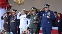 dankodaeral-ll-padang-hadiri-upacara-bendera-peringatan-hut-kemerdekaan-ri-ke-80-di-istana-gubernuran 