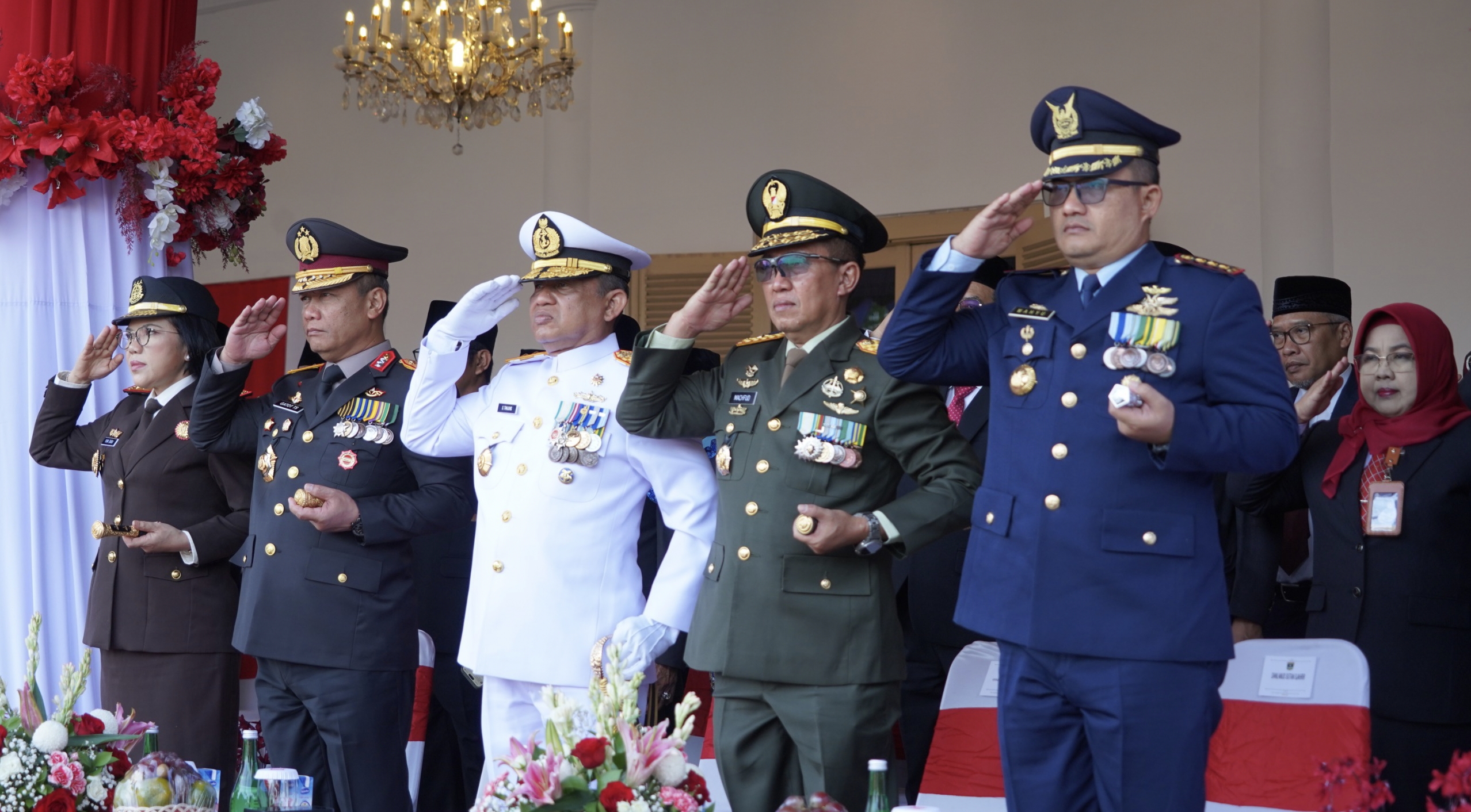dankodaeral-ll-padang-hadiri-upacara-bendera-peringatan-hut-kemerdekaan-ri-ke-80-di-istana-gubernuran 