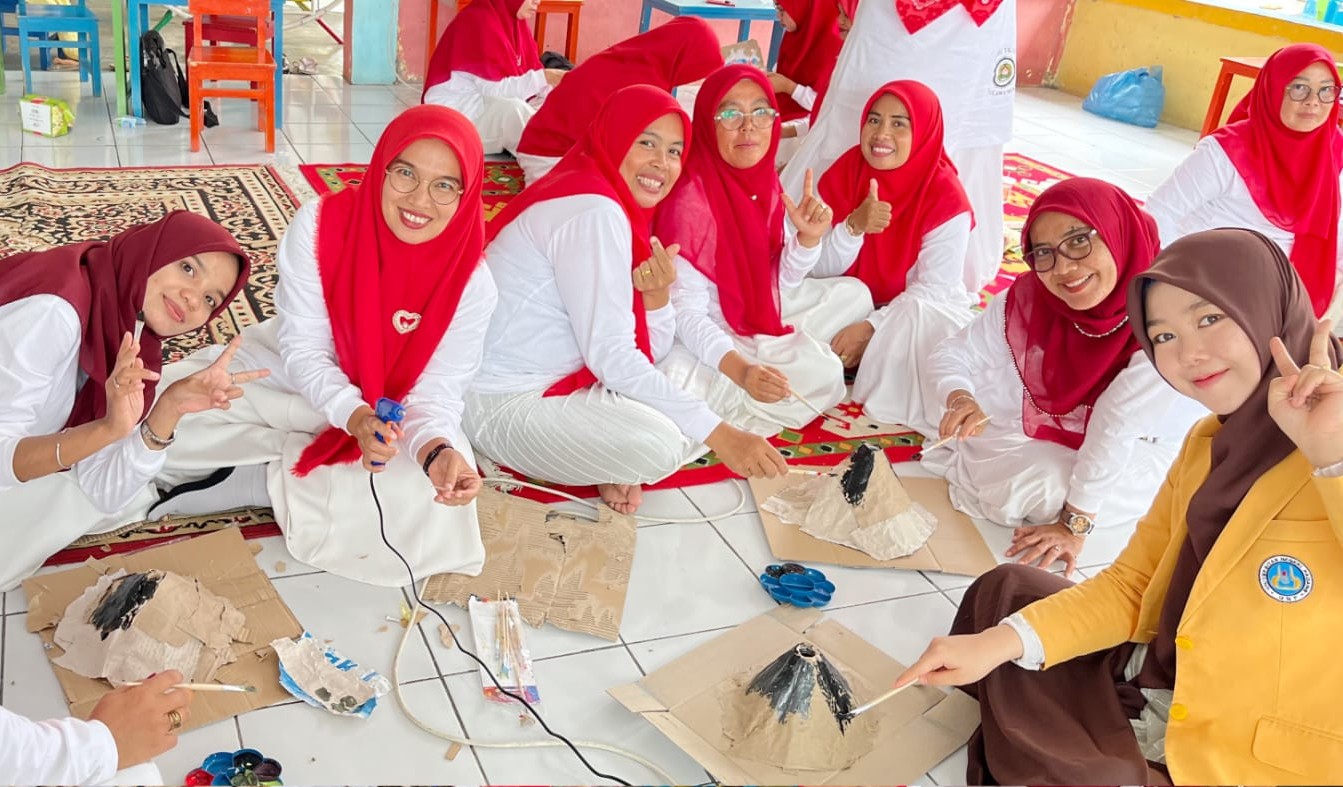 unp-latih-guru-tk-sawahlunto-ciptakan-media-3r-ramah-lingkungan