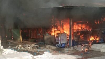 kebakaran-di-lubuk-begalung,-puluhan-rumah-petak-dan-kos-kosan-hangus