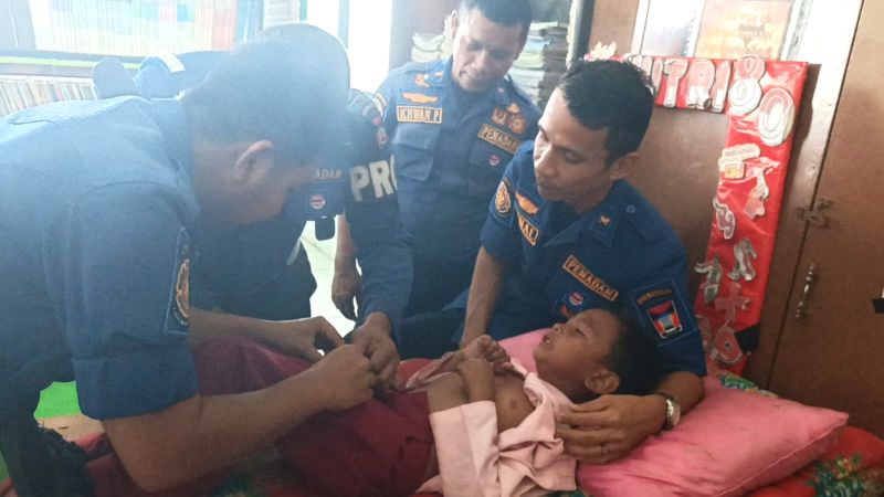 damkar-di-padang-berhasil-selamatkan-anak-yang-alat-vital-terjepit-resleting