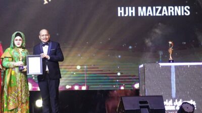 hj-maizarni-bu-je-bawa-pulang-penghargaan-wita-2025-ke-padang