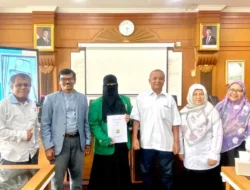 Sukses Pertahankan Tesis dengan topik Tindak Tutur Bahasa Sugesti, Sisca Oktri Santi Raih Gelar Magister Linguistik