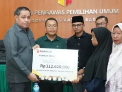 Anggota Bawaslu RI Herwyn JH Malonda Serahkan Bantuan Dana Kerohiman untuk Almarhum Rudi Yanto, Staf Sekretariat Bawaslu Kabupaten Dharmasraya