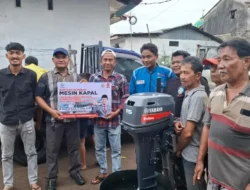 Rahmat Saleh Serahkan Bantuan Mesin Tempel bagi Nelayan Air Tawar Barat