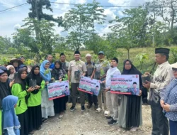 Rahmat Saleh Serahkan Bibit Unggul untuk Petani Solok