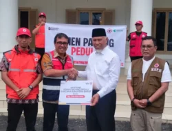 Semen Padang Serahkan Bantuan Rp210 Juta, Gubernur Mahyeldi Ingatkan Warga Tetap Waspada